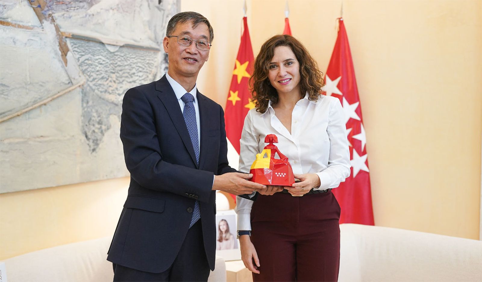 Díaz Ayuso recibe al embajador de la  República Popular China en España, Yao Jing