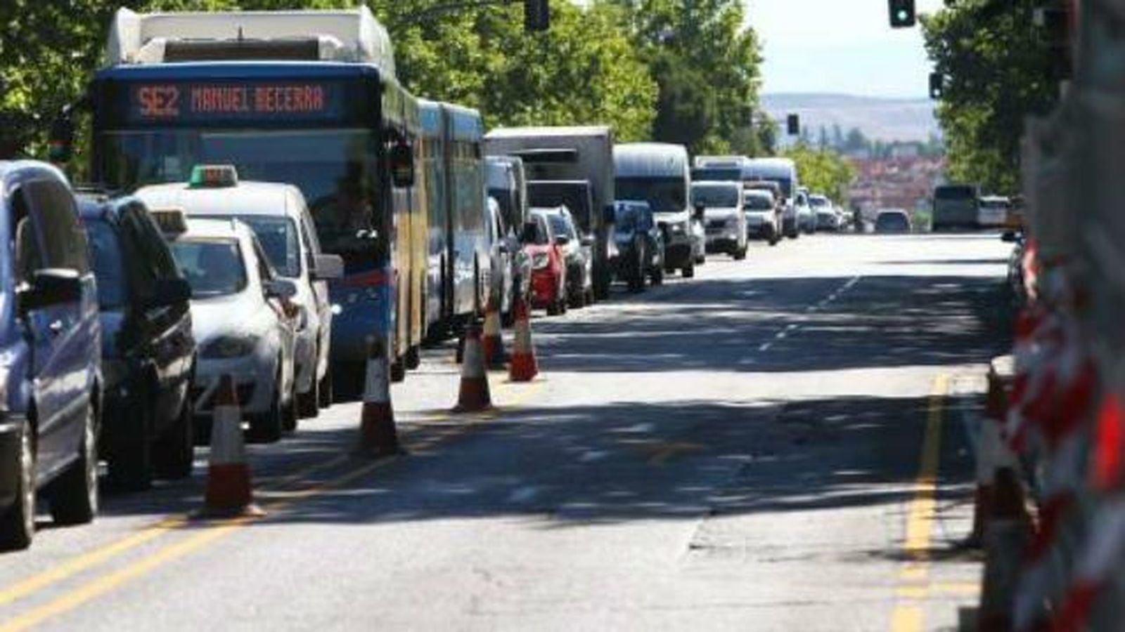 Atascos en la calle Alcalá por el cierre de la línea 5