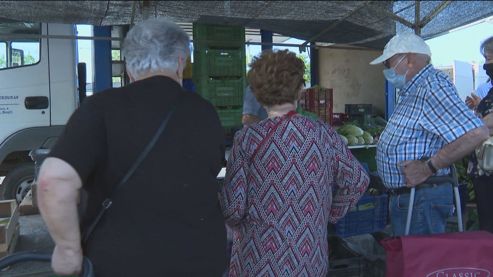 Enfado de los comerciantes del mercadillo de Parla por el cambio de ubicaciones
