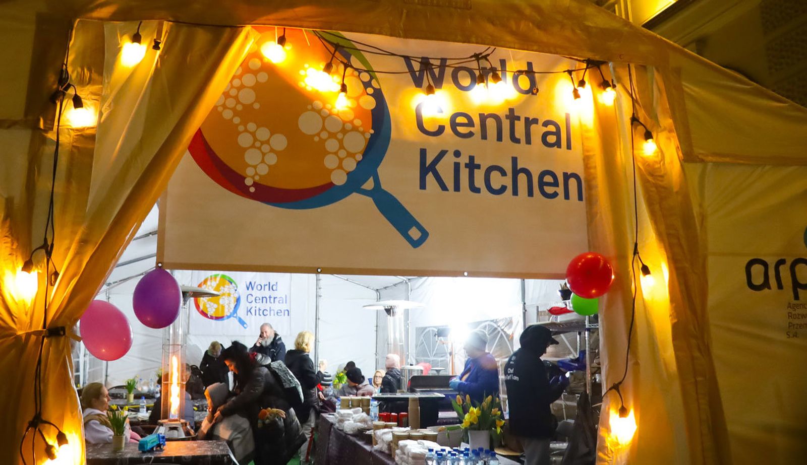 Tienda de la ONG World Central Kitchen que atiende a refugiados ucranianos en Polonia