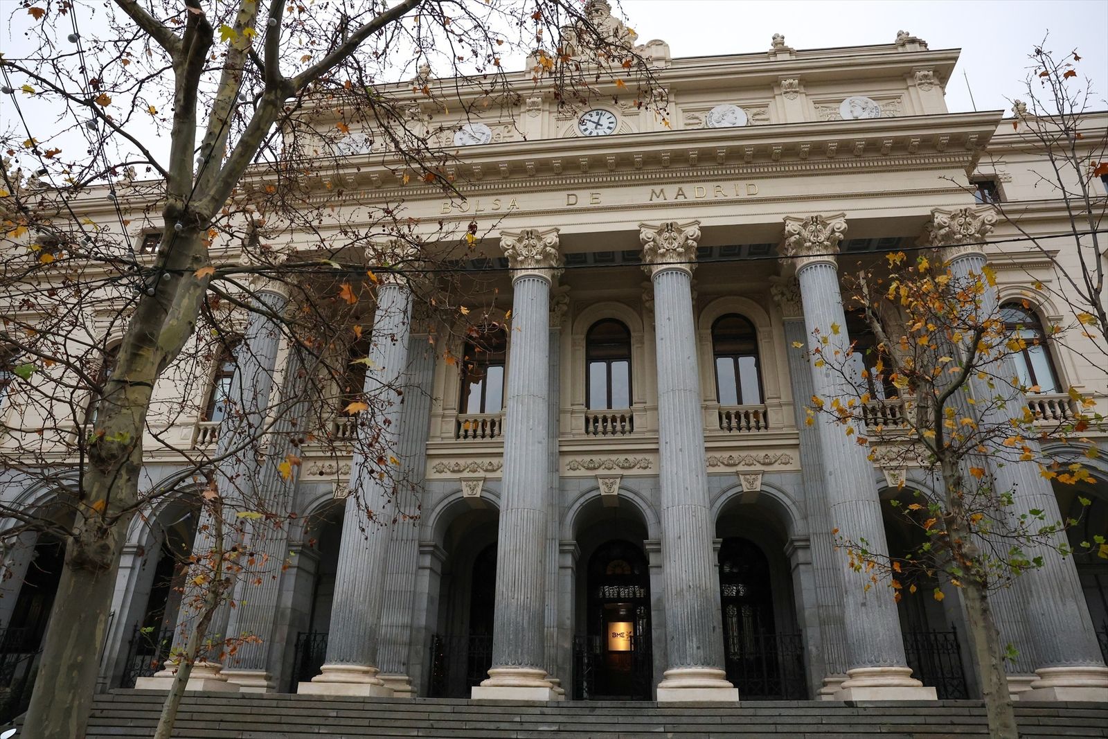 Fachada del Palacio de la Bolsa de Madrid,