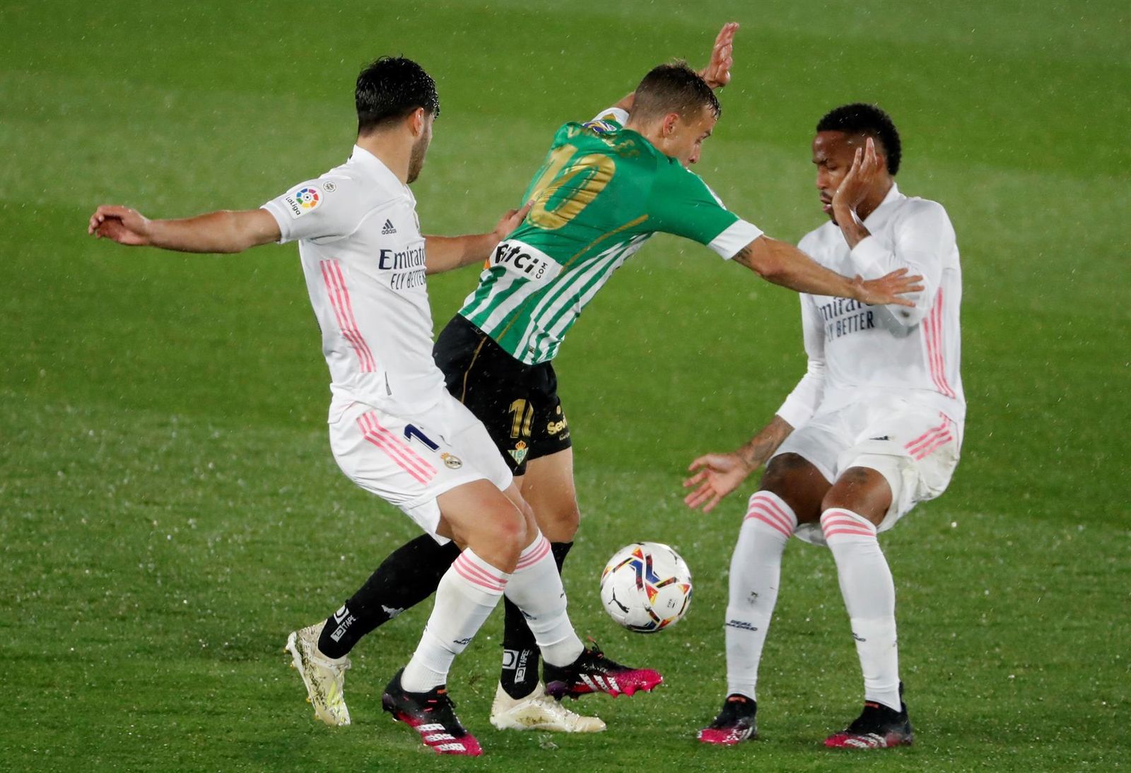 Sergio Canales juega un balón entre Eder Militao y Marco Asensio
