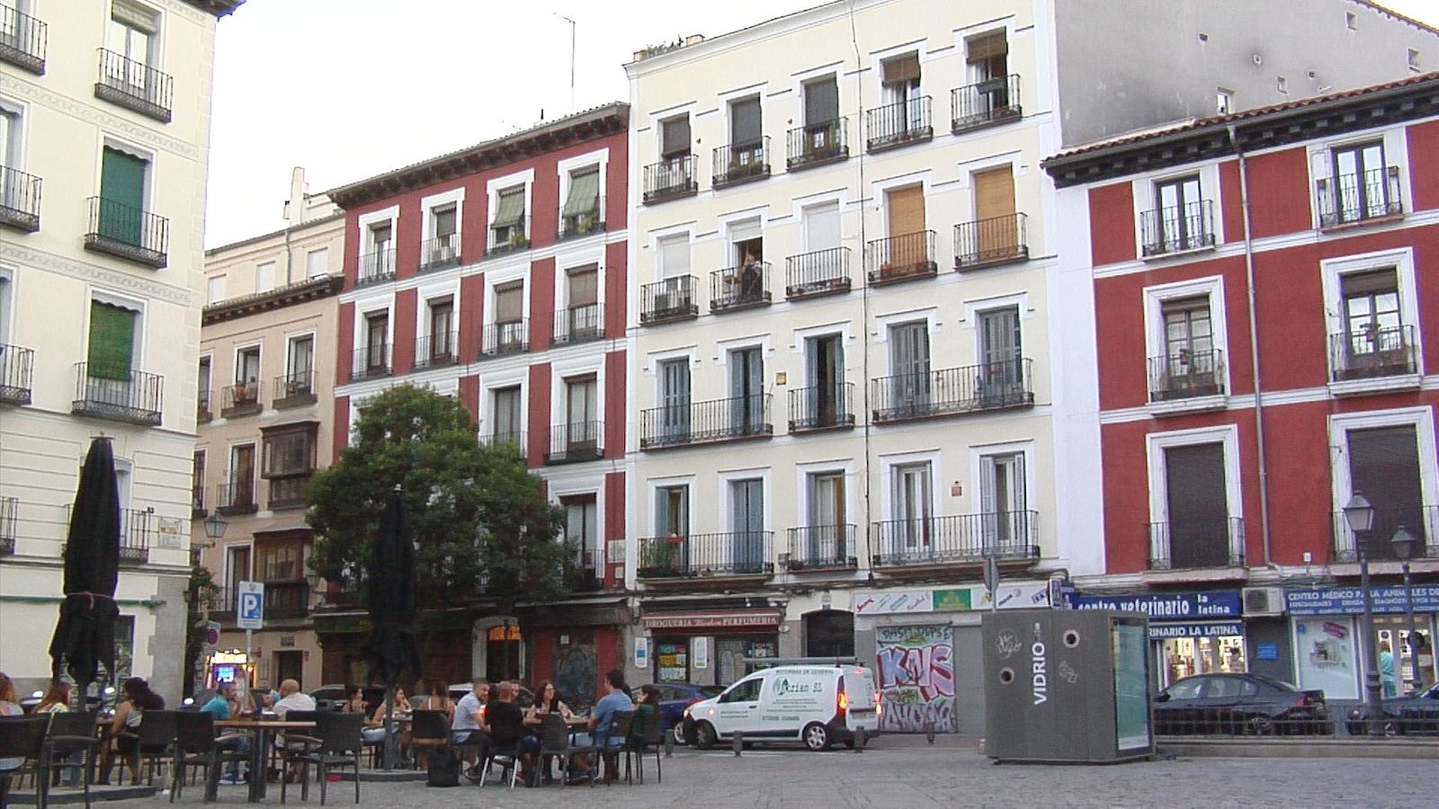 Atrapados por el miedo: la desesperación de vecinos de La Latina por un piso okupado