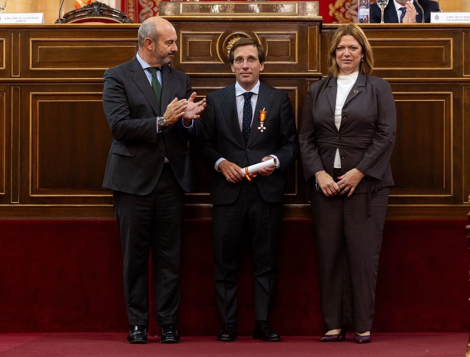 Martínez Almeida recibe la cruz de la dignidad de la Asociación Víctimas del Terrorismo en el Senado