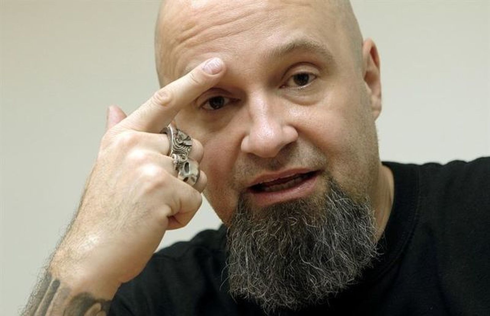 El líder de la banda de rock Def con Dos, César Strawberry