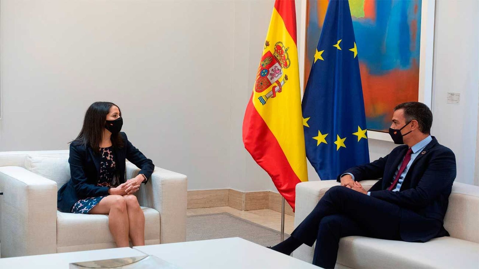 Arrimadas transmite a Sánchez su voluntad de negociar los presupuestos