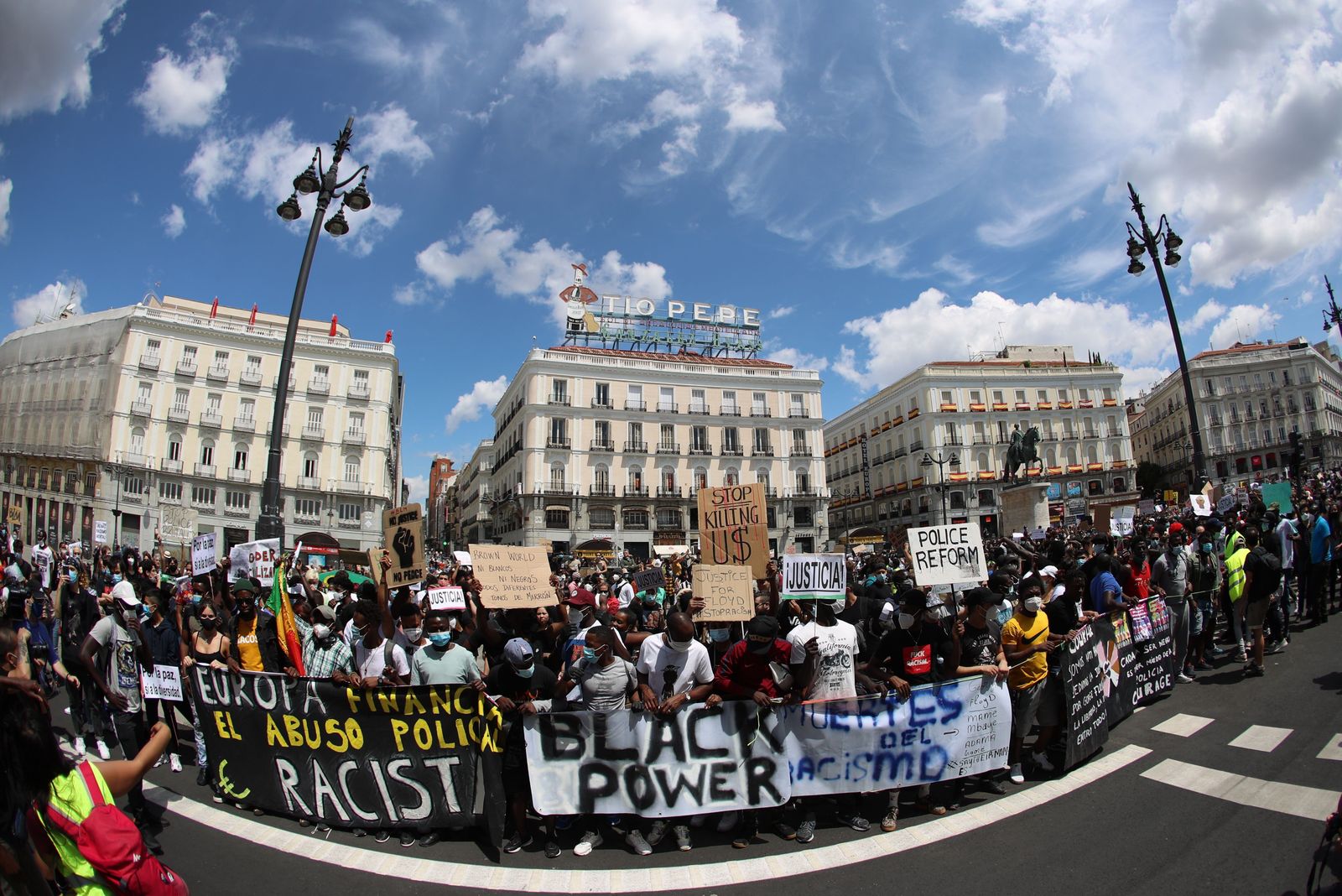 Miles de personas se manifiestan en Madrid contra el racismo