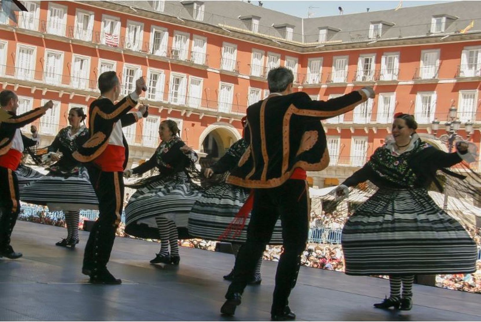 Bailes folclóricos en la Plaza Mayor