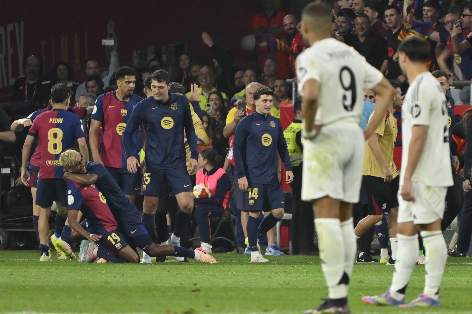 Los jugadores del Barcelona celebran su victoria ante el Real Madrid en la final de Copa