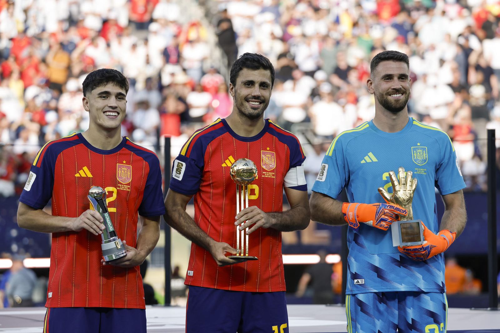 Cubarsí, Rodri y Unai Simón