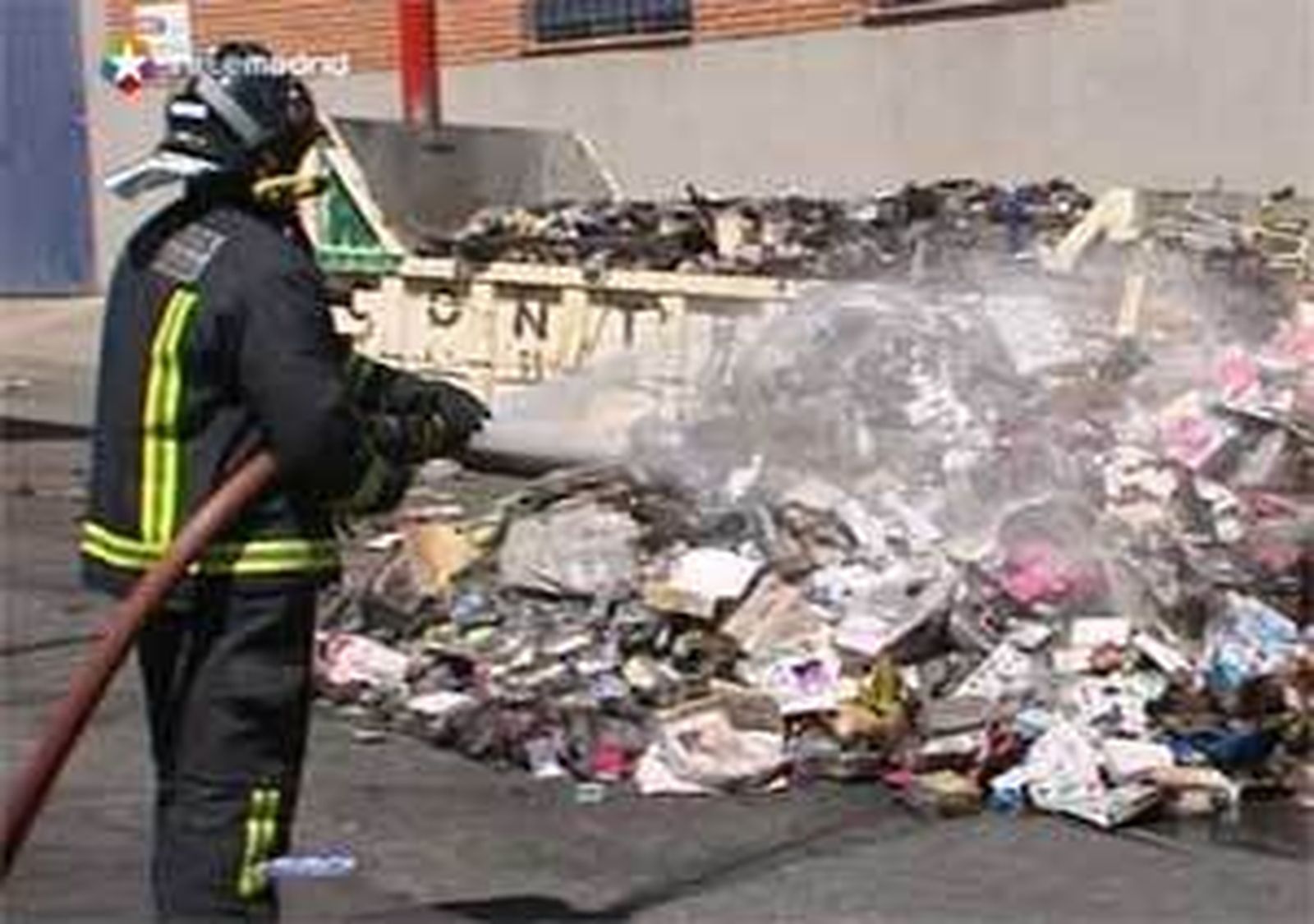Los bomberos extinguen un fuego en una nave de productos chino del polígono Cobo Calleja