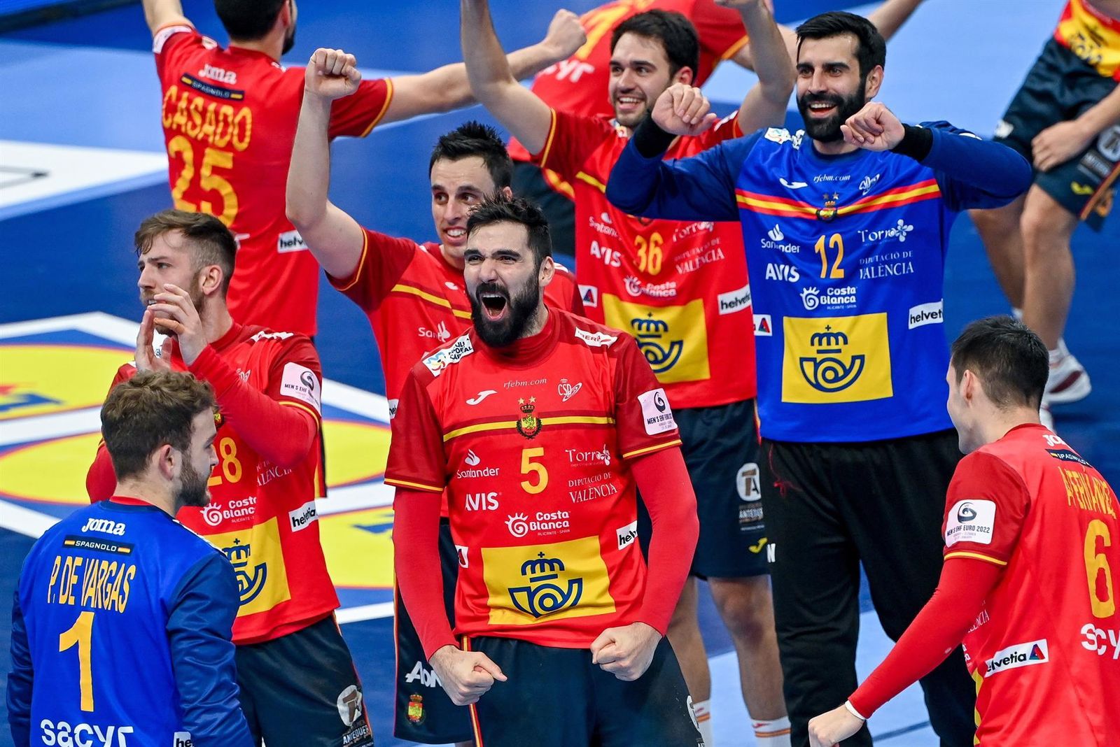 Los jugadores de la Selección española de Balonmano celebran el pase a la final del Europeo