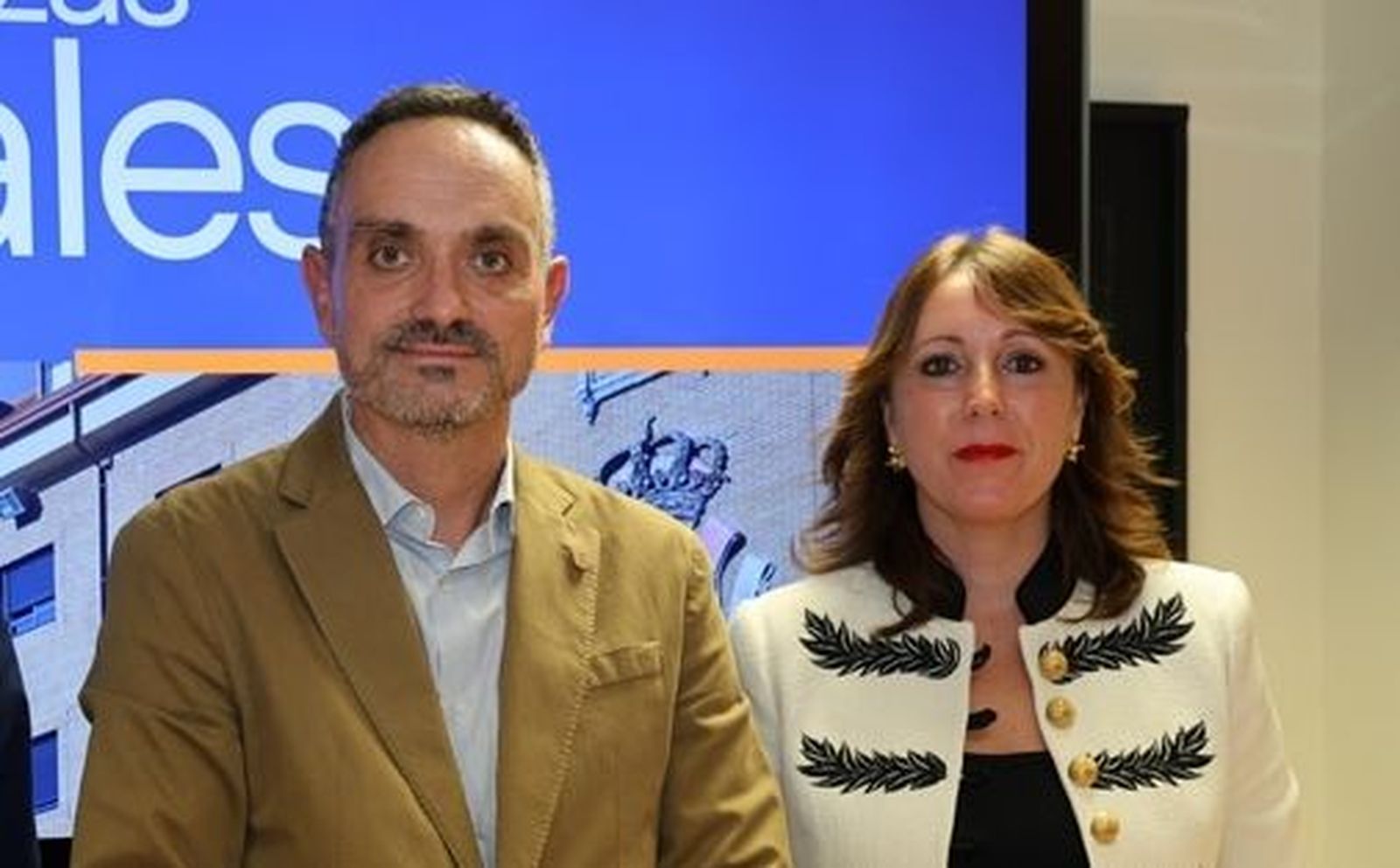 El alcalde de Móstoles, Manuel Bautista (PP), junto a la portavoz municipal de Vox, Nieva Machín