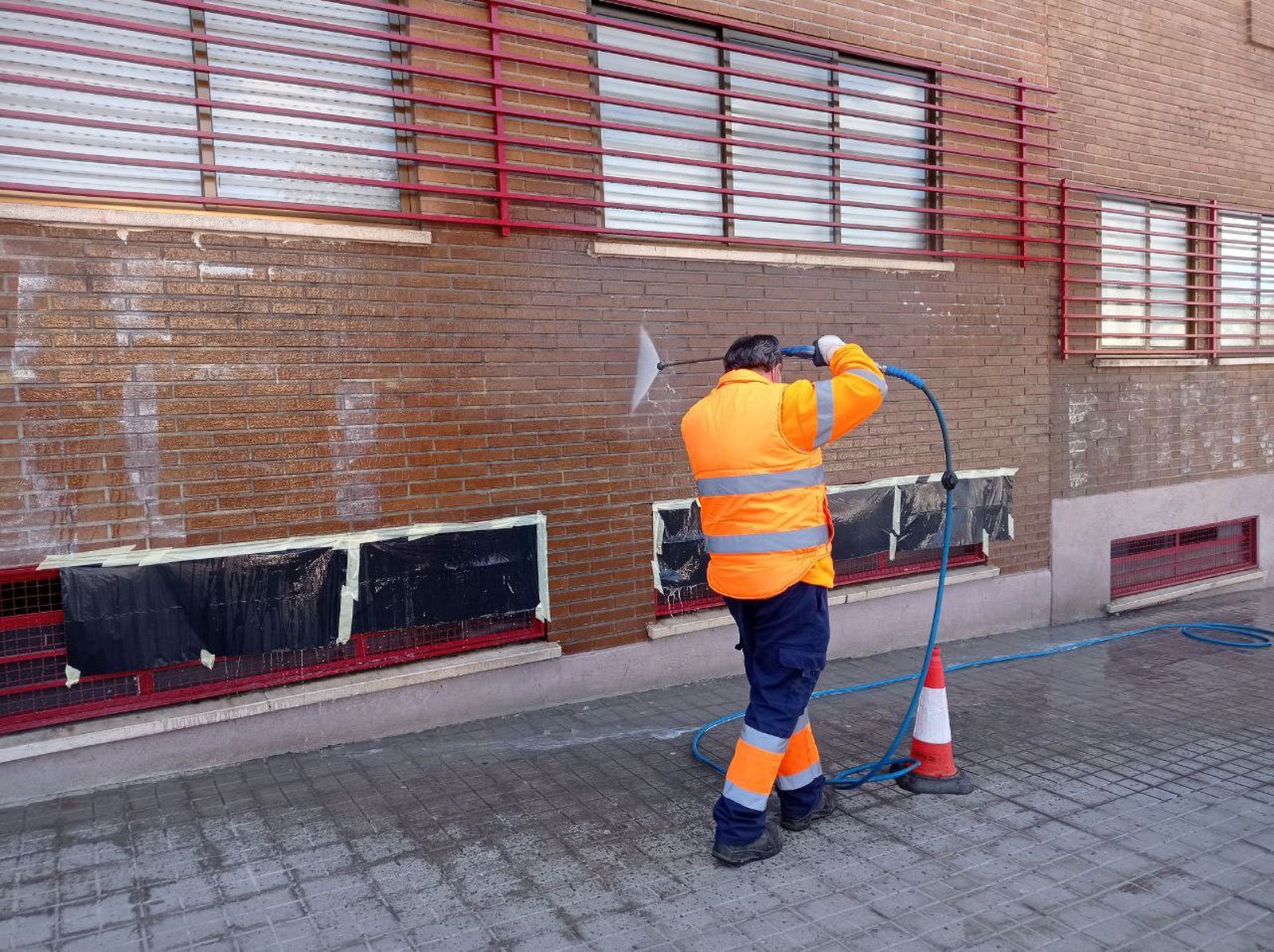 Limpieza de pintadas en una fachada de San Sebastián de los Reyes