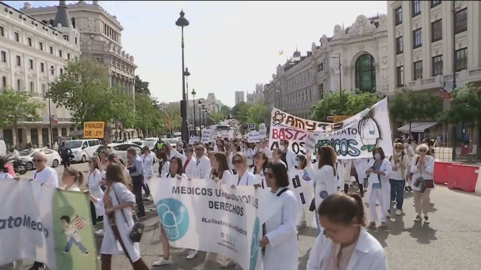 Médicos interinos se manifiestan en Madrid en su tercera jornada de huelga