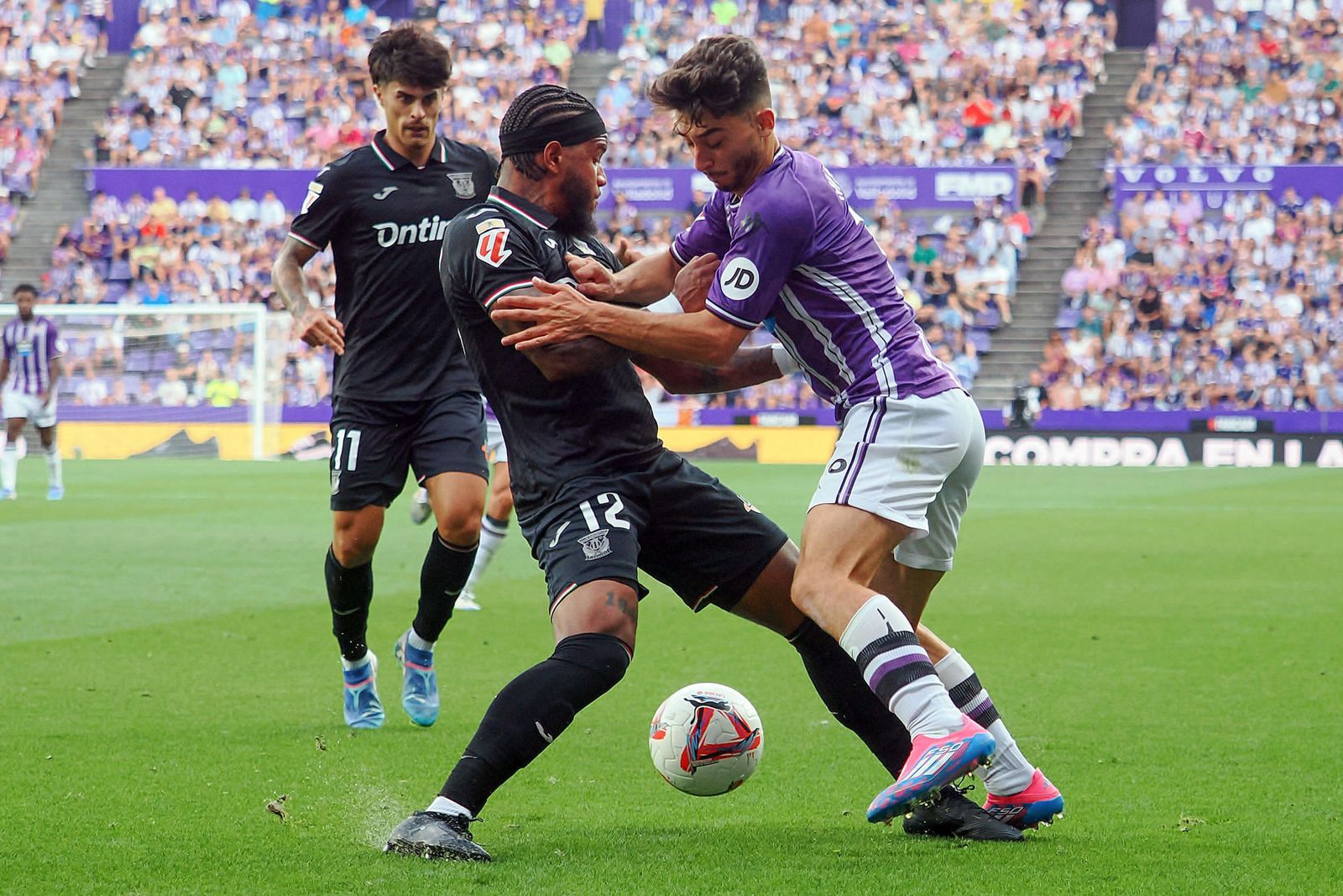 Valentin Rosier pelea una posesión con Moro en el Real Valladolid - CD Leganés de Liga