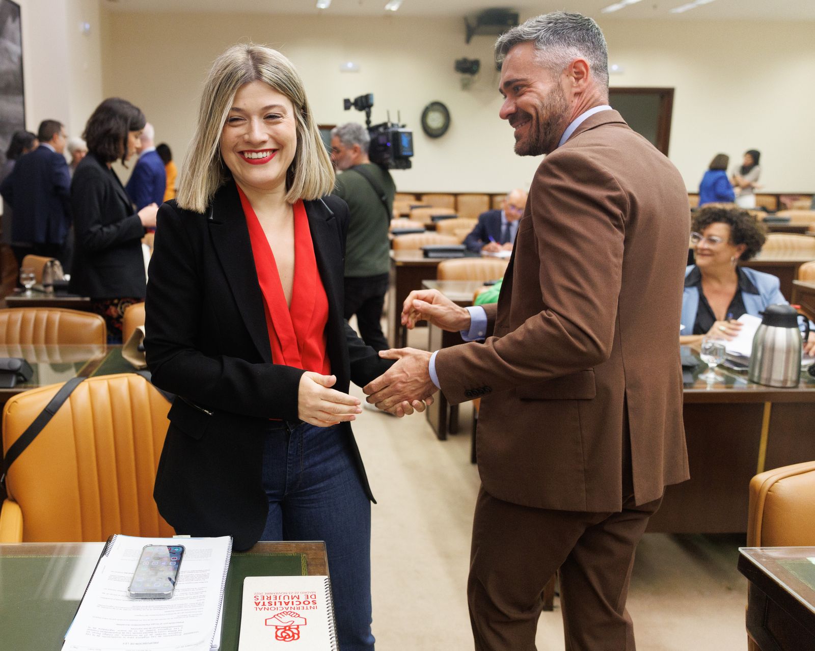 La diputada del PSOE Laura Berja y el presidente de la comisión, Felipe Sicilia a su llegada a una Comisión de Justicia en el Congreso de los Diputados