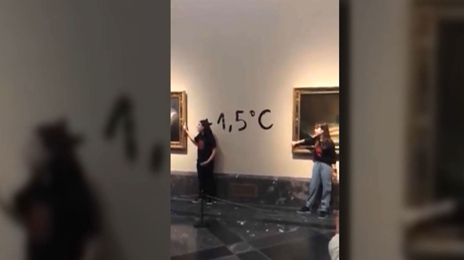 Dos activistas ecológicas se pegan a los marcos de los  cuadros de 'Las Majas' de Goya en el Museo del Prado