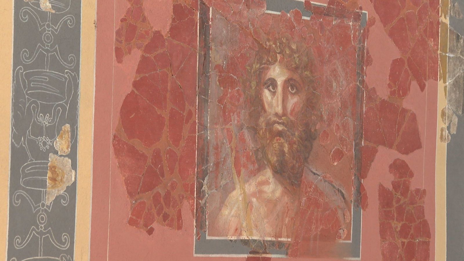 Un nuevo tesoro romano emerge: restauradas las pinturas murales de la Casa de los Grifos en Complutum