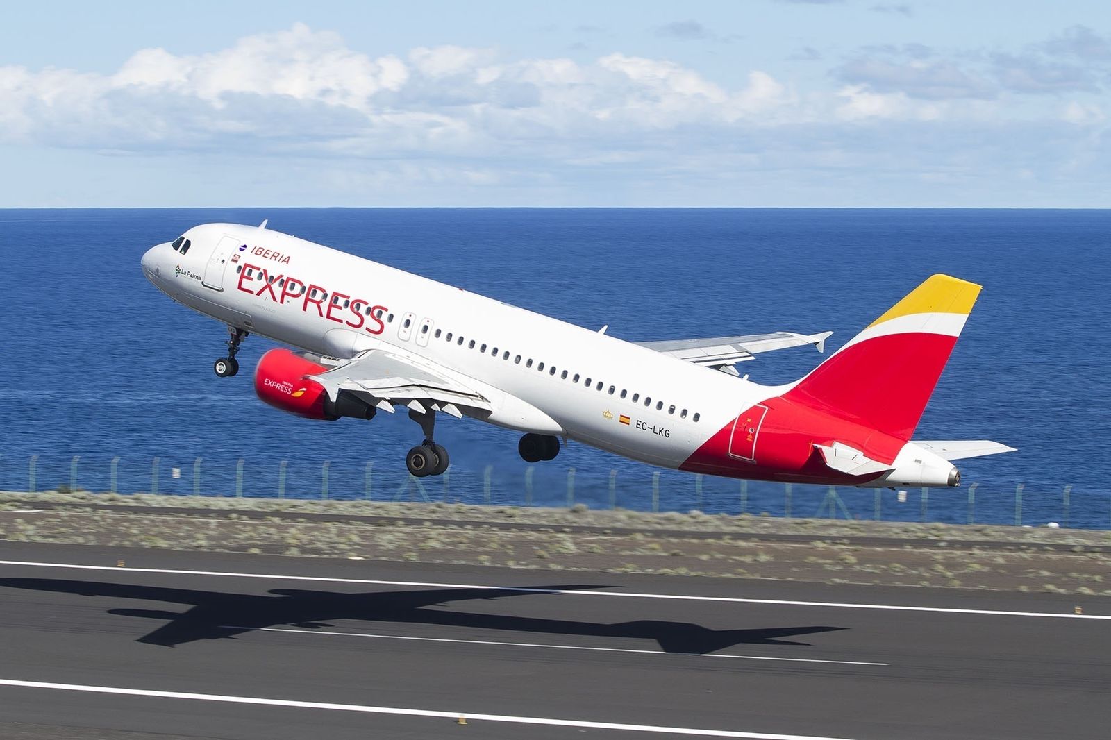 Iberia Express cancela seis vuelos este lunes por la huelga