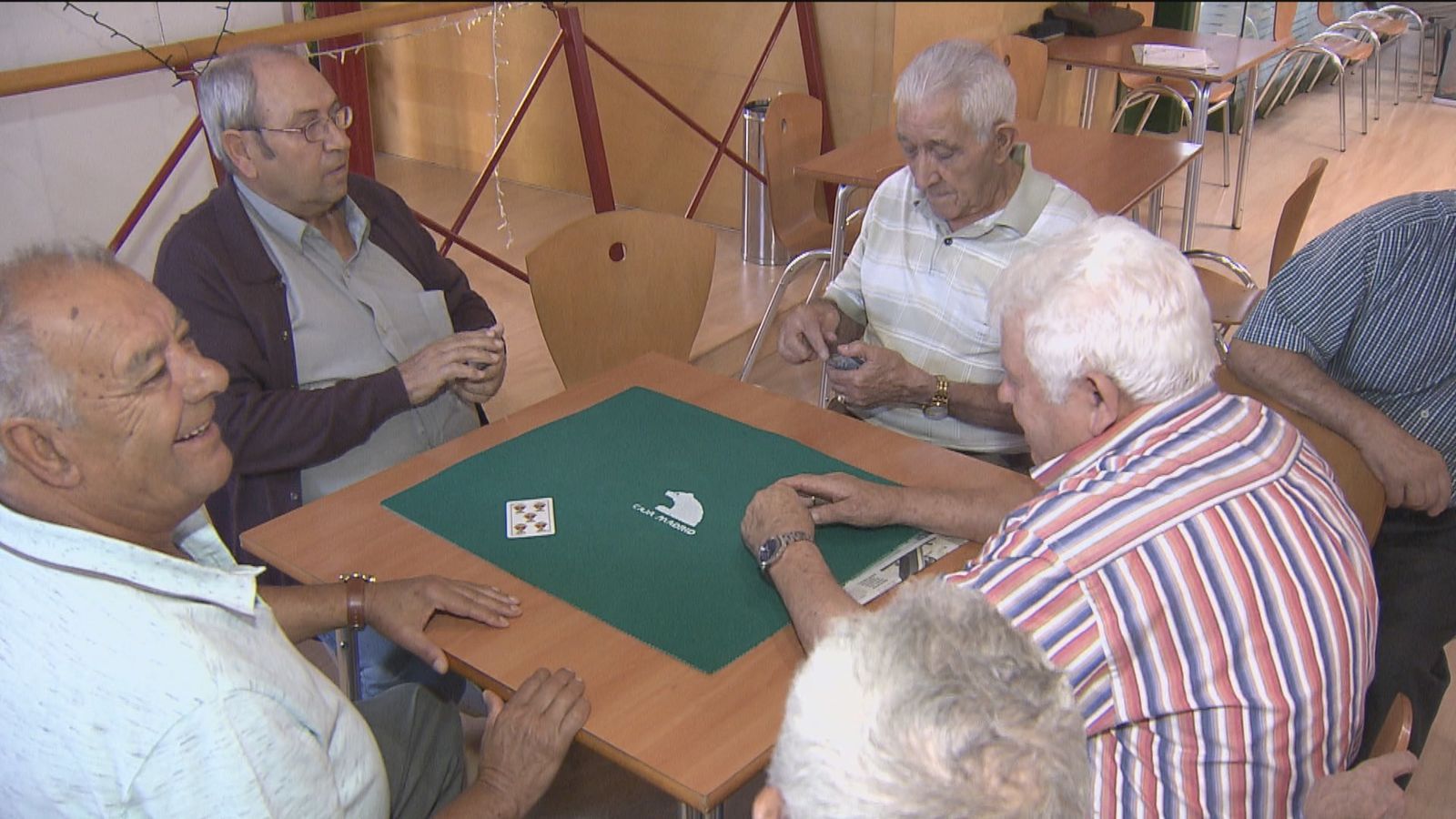 Jubilados jugando al mus