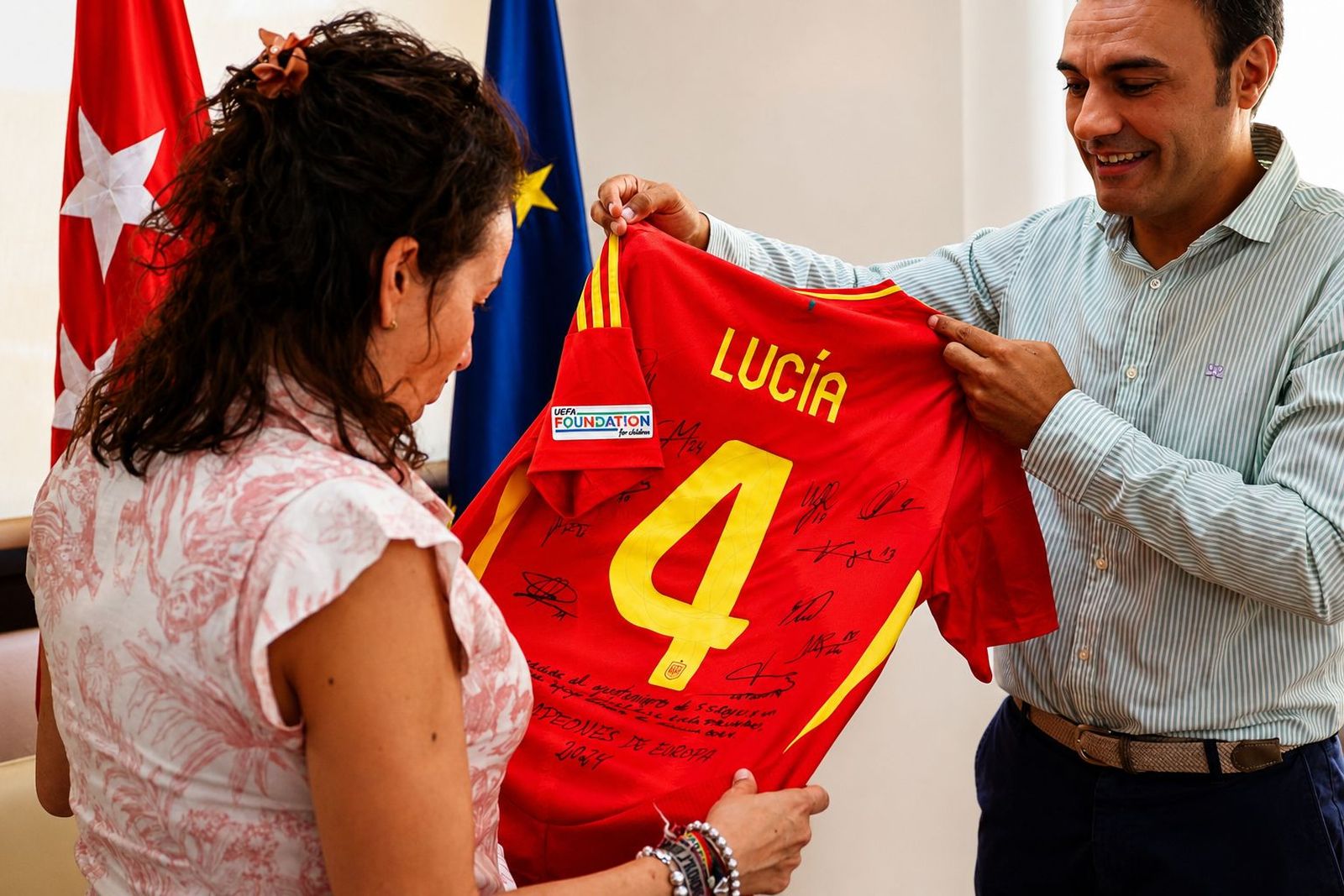 Benito Milano, fisioterapeuta de la Selección Española, entrega una camiseta a la alcaldesa de San Sebastián de los Reyes