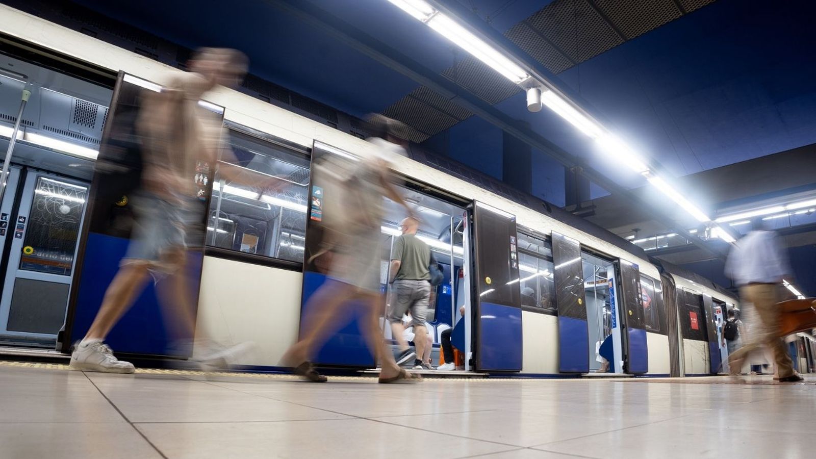 Pasajeros saliendo de un vagón de Metro de Madrid