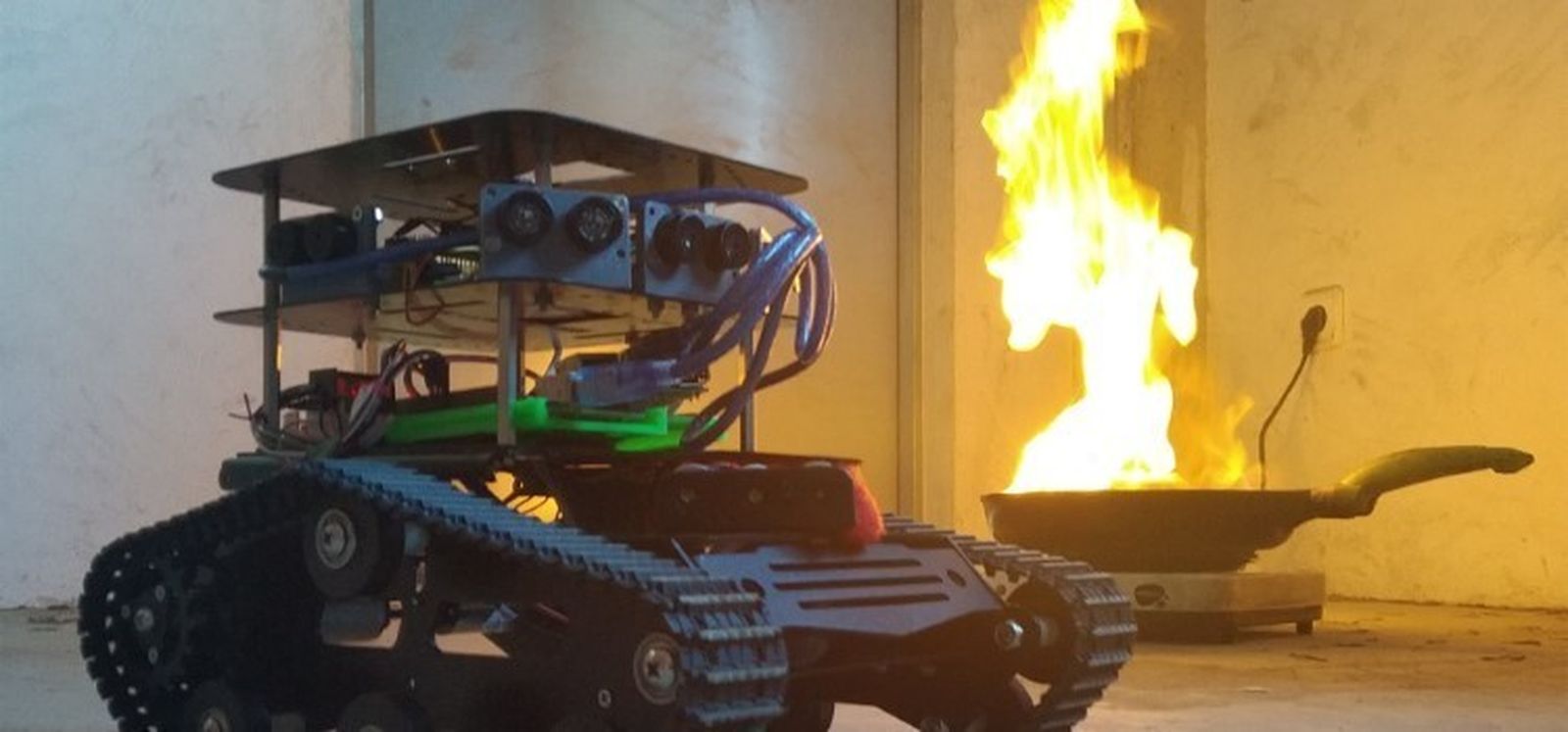 El robot bombero durante una de las prácticas de entrenamiento