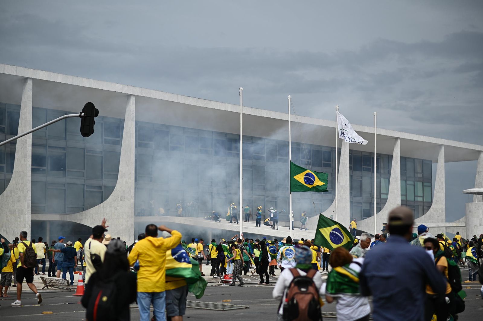 Manifestantes contra los resultados electorales y el gobierno del recién posesionado presidente Lula da Silva invaden el Congreso Nacional, el Supremo Tribunal Federal y el Palacio del Planalto, sede de la Presidencia de la República