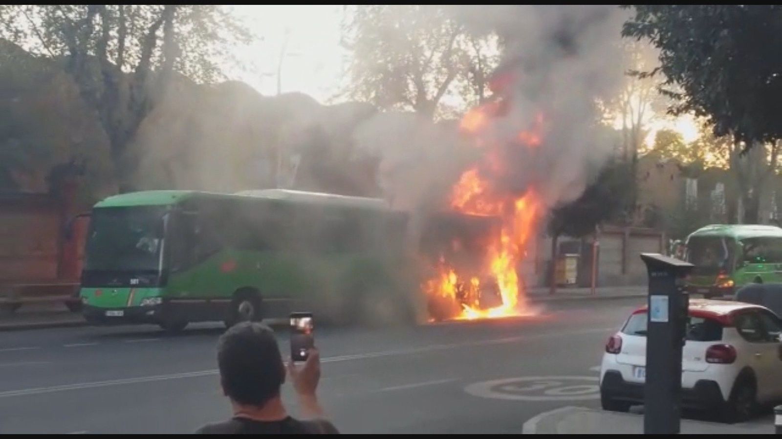 Gran incendio en un autobús en el Paseo de la Chopera