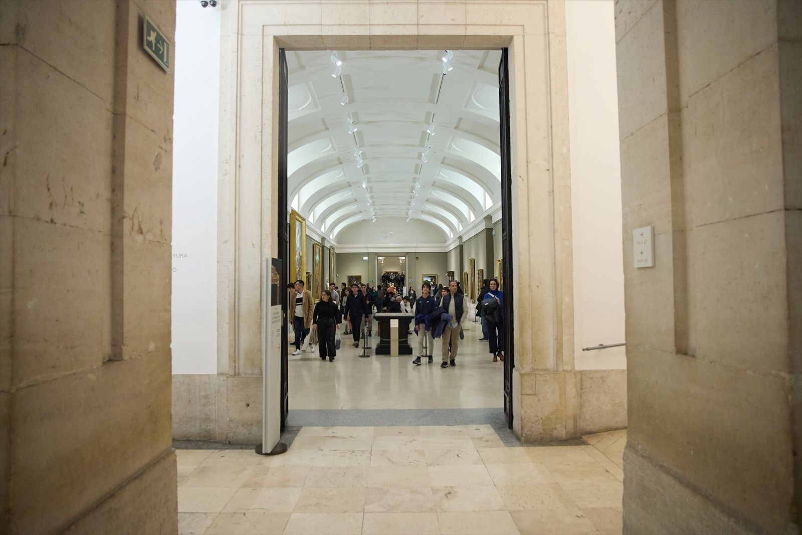 Varias personas durante una visita al Museo del Prado de noche