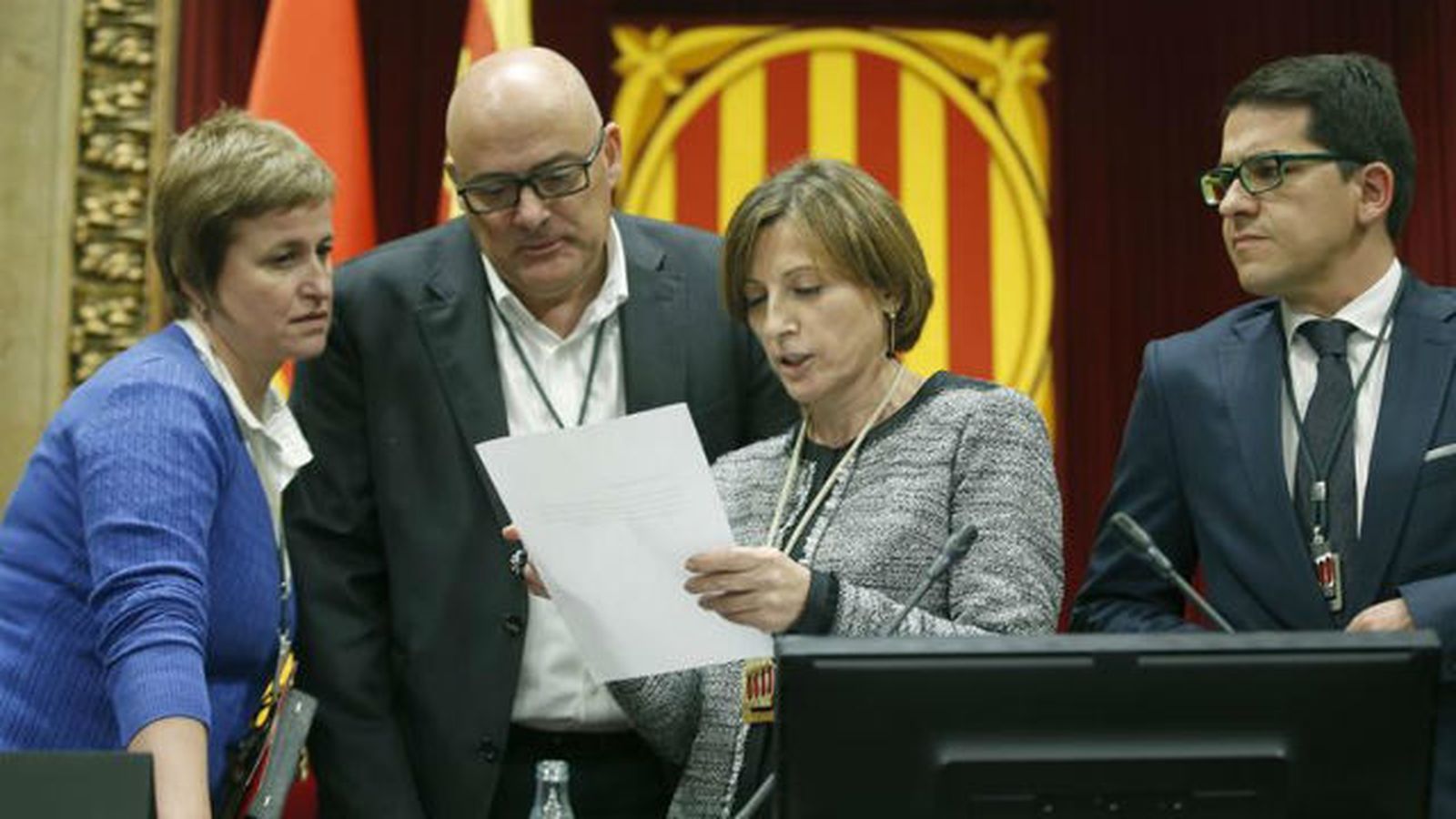 El Parlament suspende temporalmente la tramitación  de la resolución de JxSí y la CUP