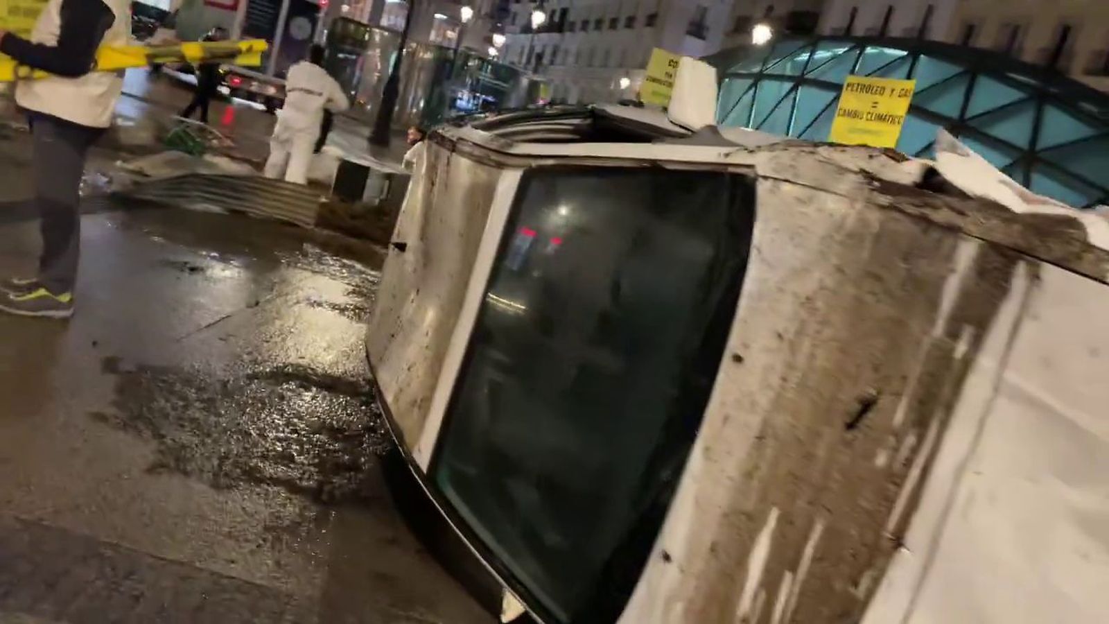 Activistas de Greenpeace recrean un "desastre climático" en la Puerta del Sol
