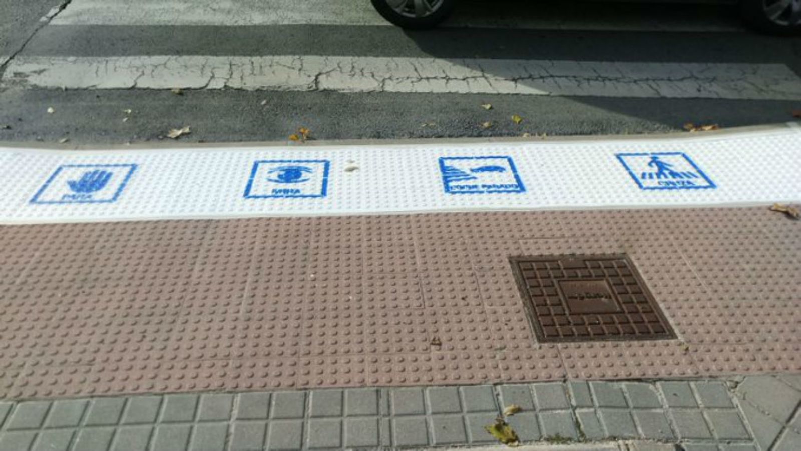 Pictogramas en un paso de cebra de Colmenar