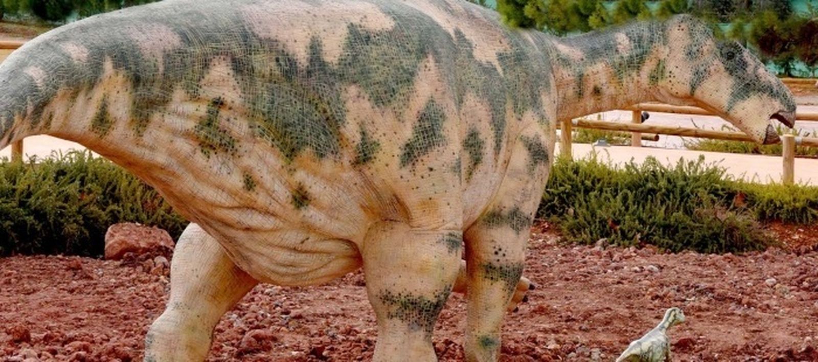 Reconstrucción del ornitópodo Iguanodon exhibida actualmente en Dinópolis-Teruel
