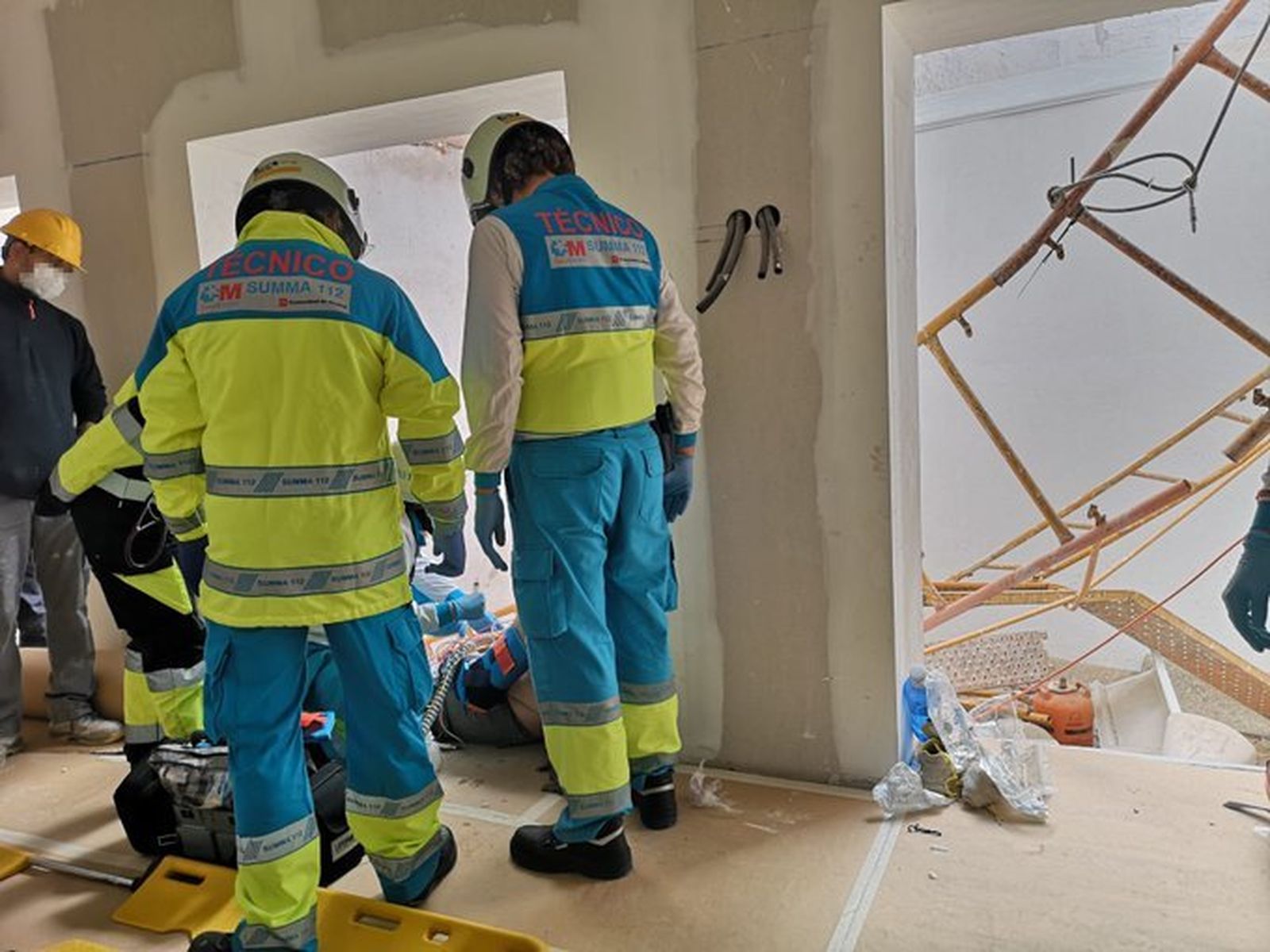 Efectivos del SUMMA 112 atienden al trabajador herido