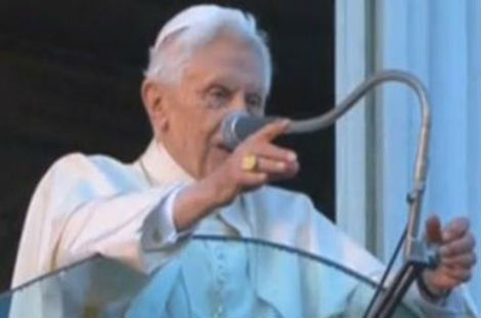 El Papa se asoma al balcón de Castel Gandolfo, último acto público del papado