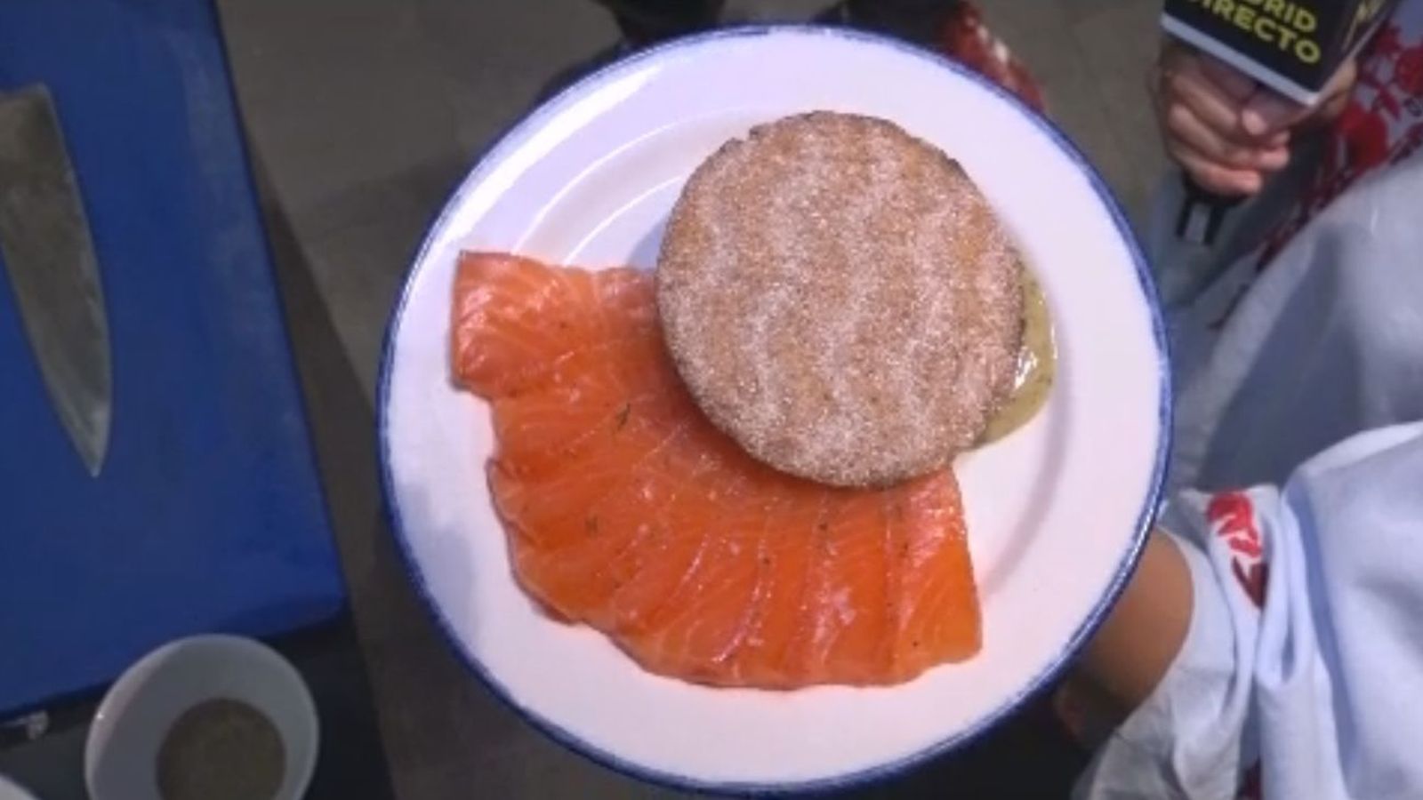 Salmón marinado acompañado de aguacate, mostaza dulce y eneldo