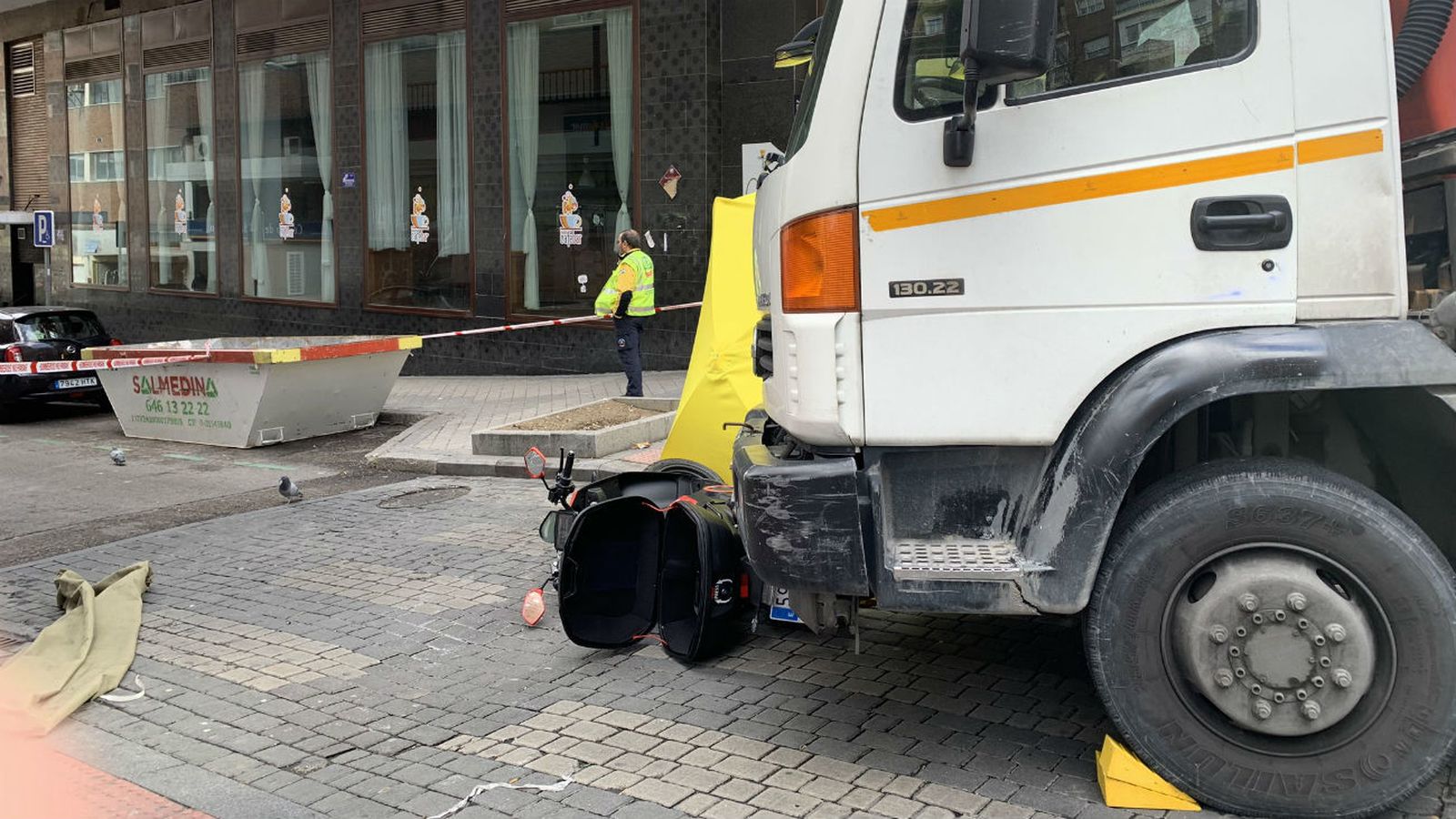 Moto y camión involucrados en el accidente