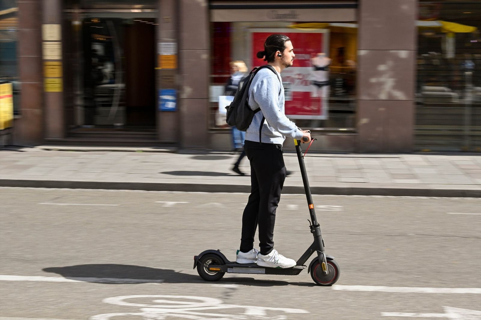 Un hombre conduce un patinete eléctrico