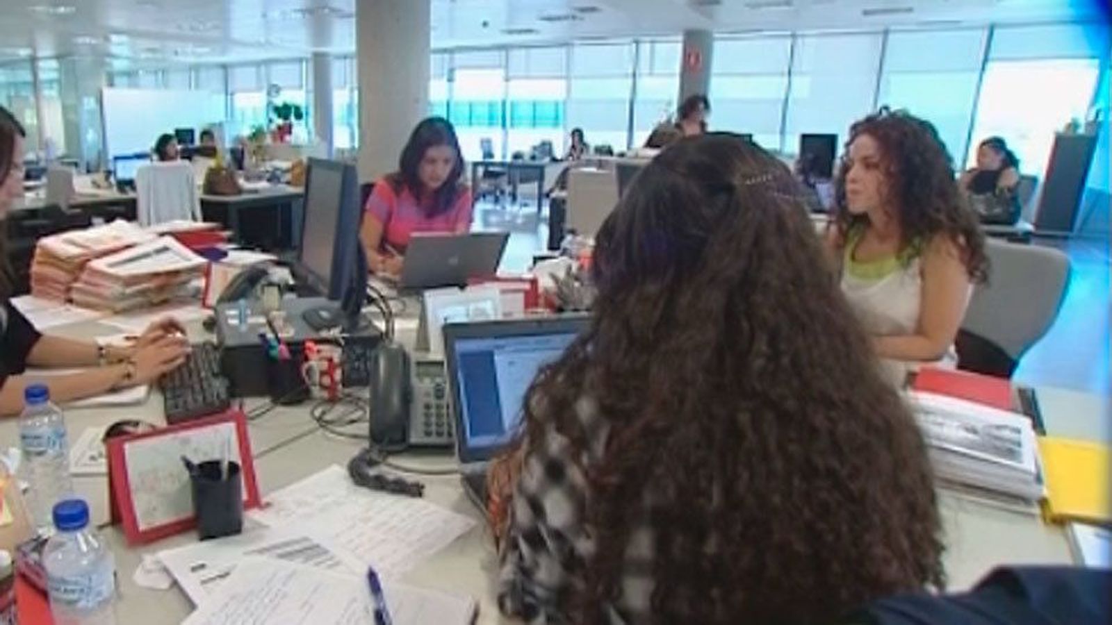 El paro baja en 471.100 personas en 2017 y se crean 490.300 empleos