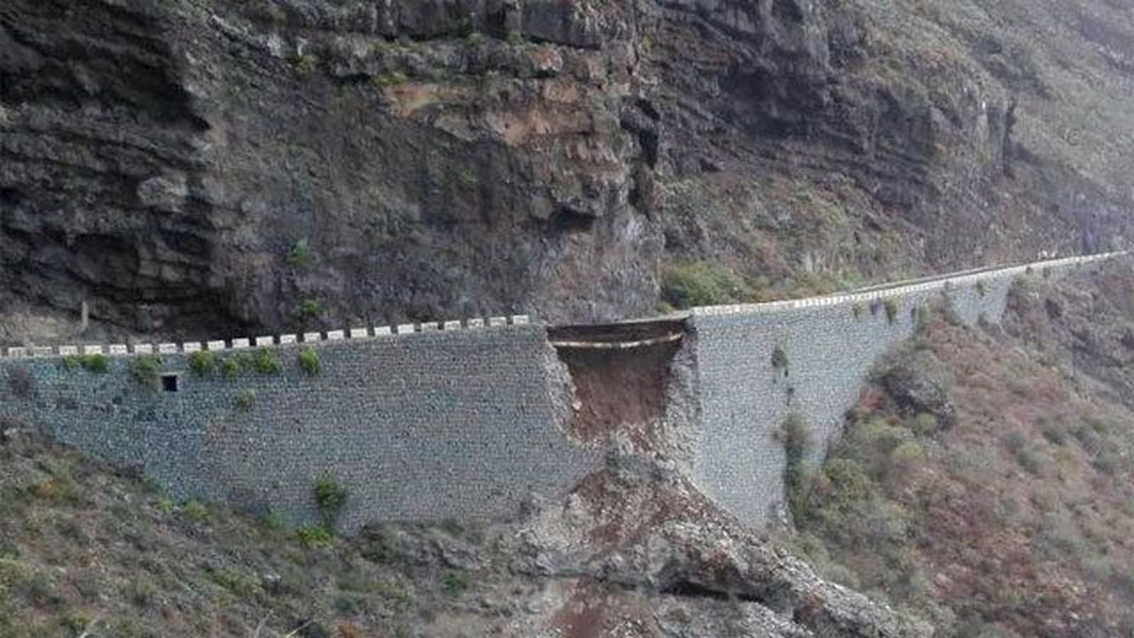 Rescatadas 174 personas tras el derrumbe de parte de una carretera en Tenerife