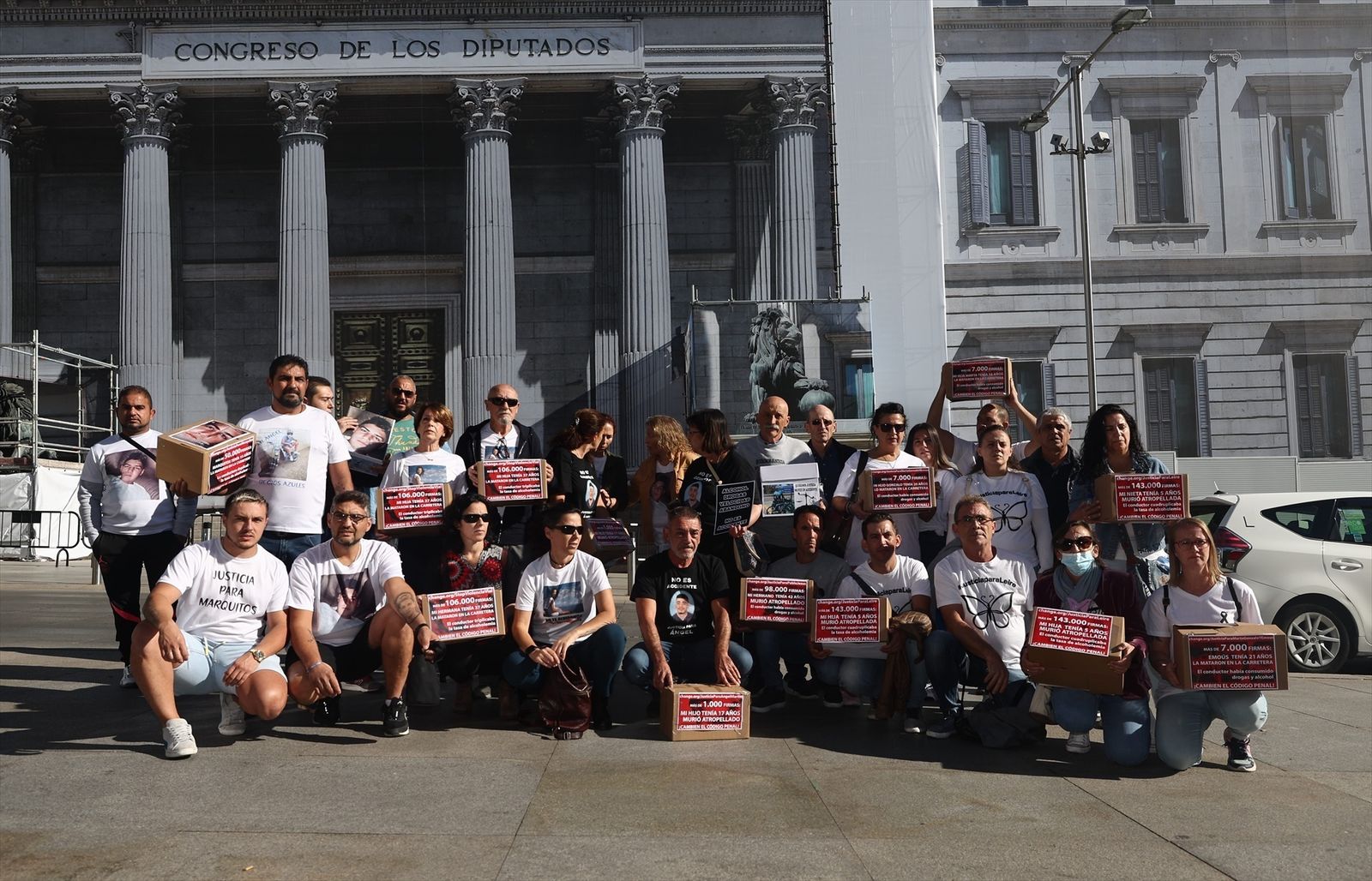 Familiares de víctimas de violencia vial a las puertas del Congreso de los Diputados