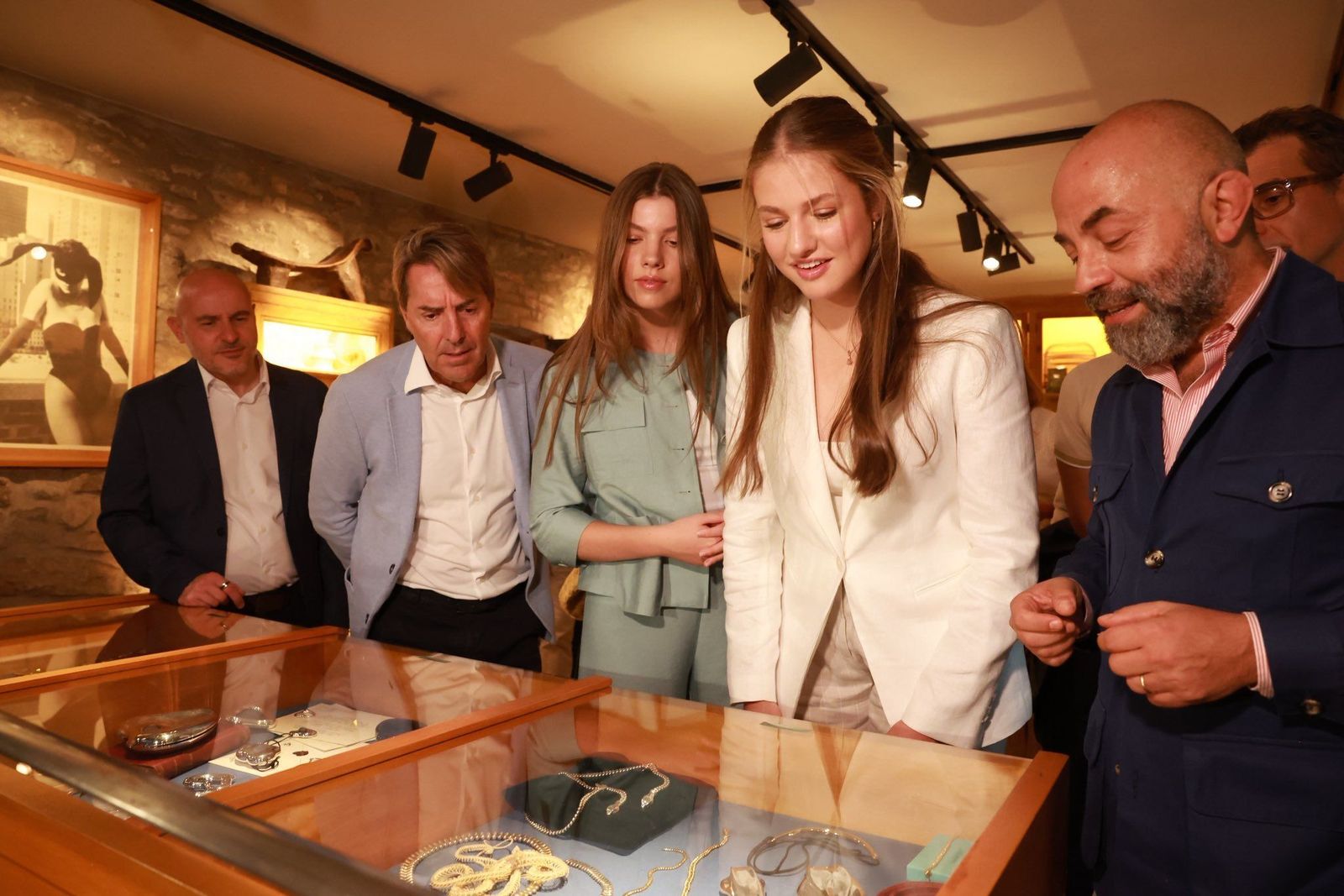 La princesa Leonor y la infanta Sofía visitan San Martí Vell junto a un grupo de jóvenes de la fundación