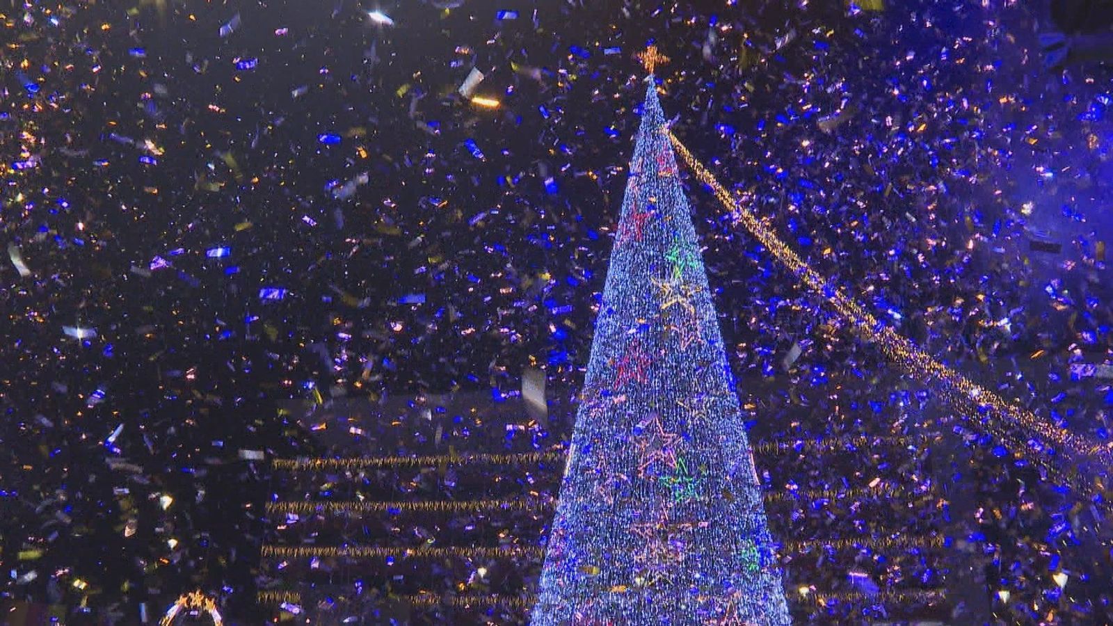 Un espectáculo aéreo enciende la Navidad en Fuenlabrada
