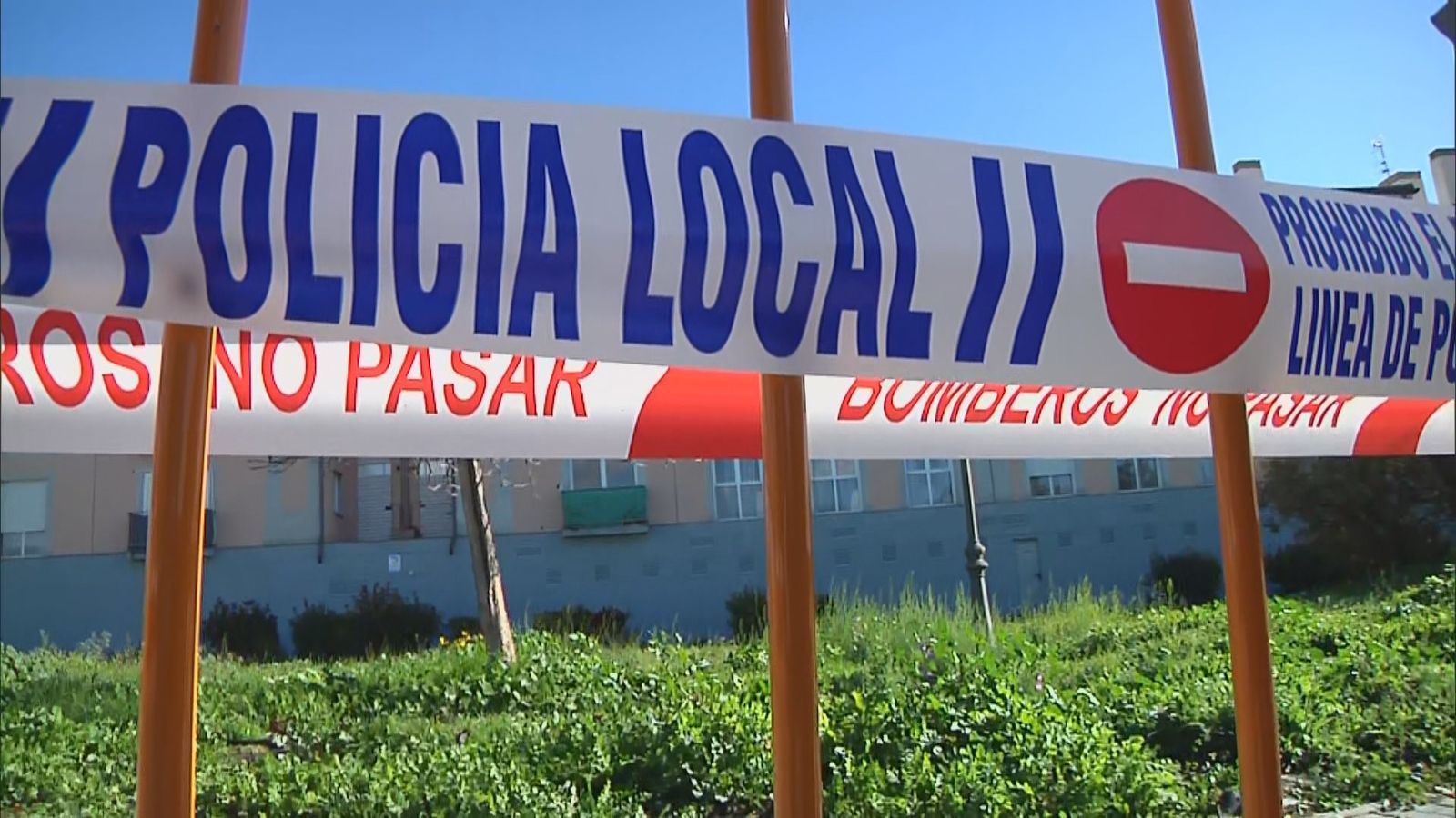 Socavón cerca de un bloque de viviendas de Aranjuez
