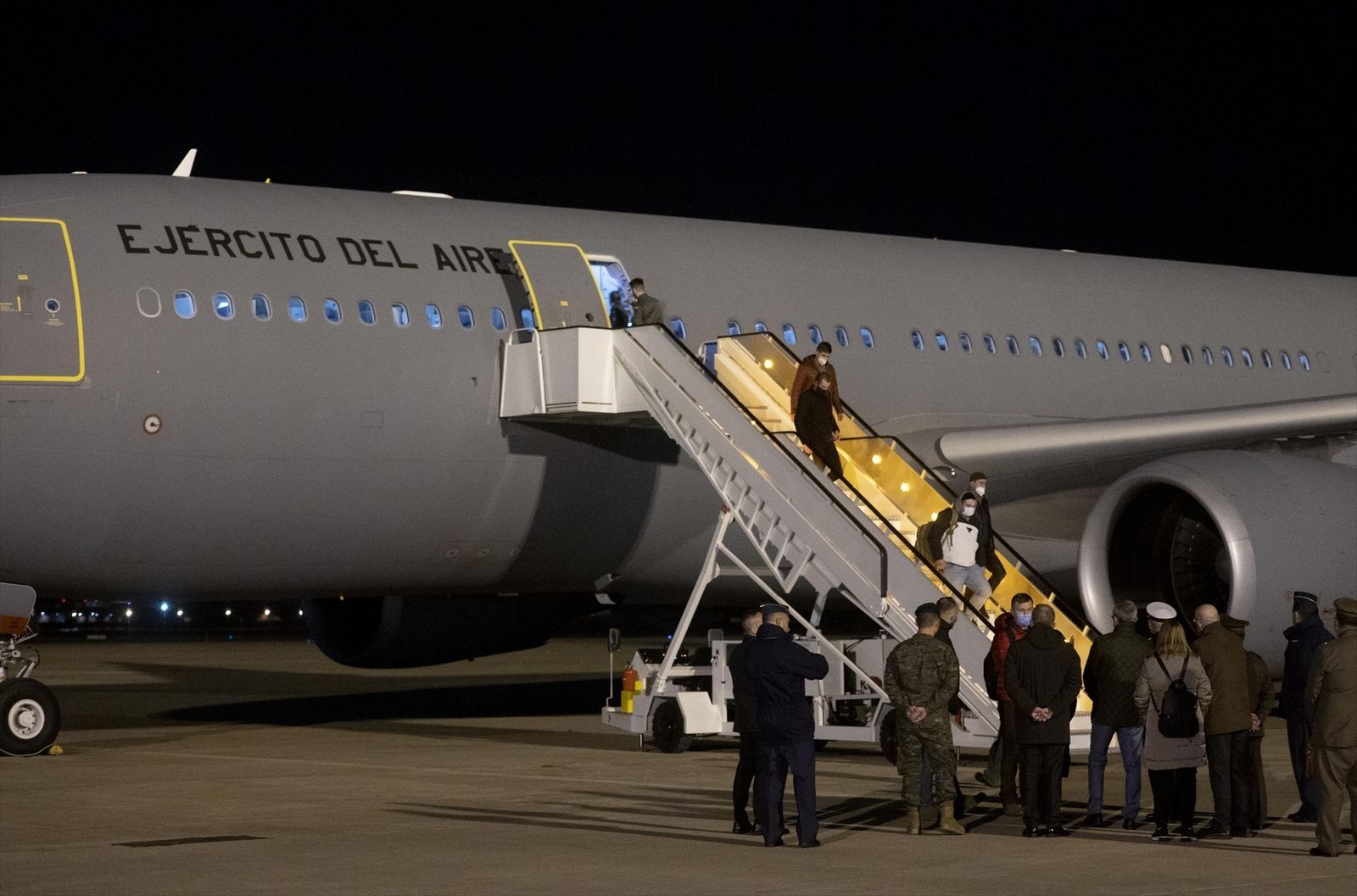 Más de 200 militares ucranianos que realizarán su adiestramiento en España llegan a la Base Aérea de Torrejón de Ardoz