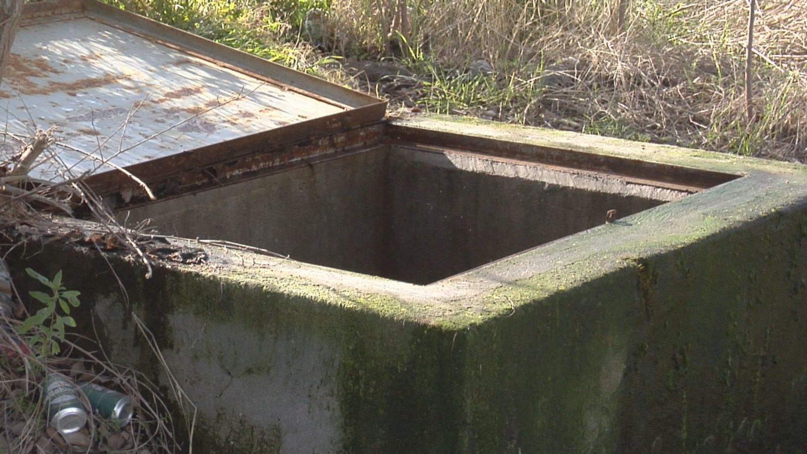 Cuatro meses saliendo agua sin control de un pozo de Vicálvaro