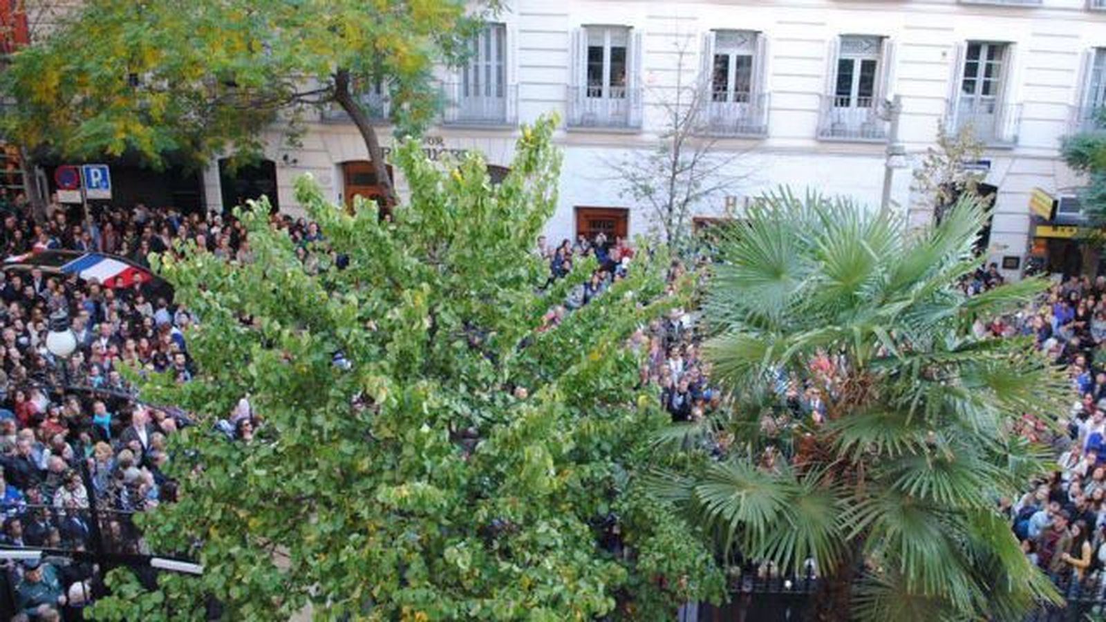 Centenares de personas guardan un minuto de silencio en la Embajada francesa en Madrid