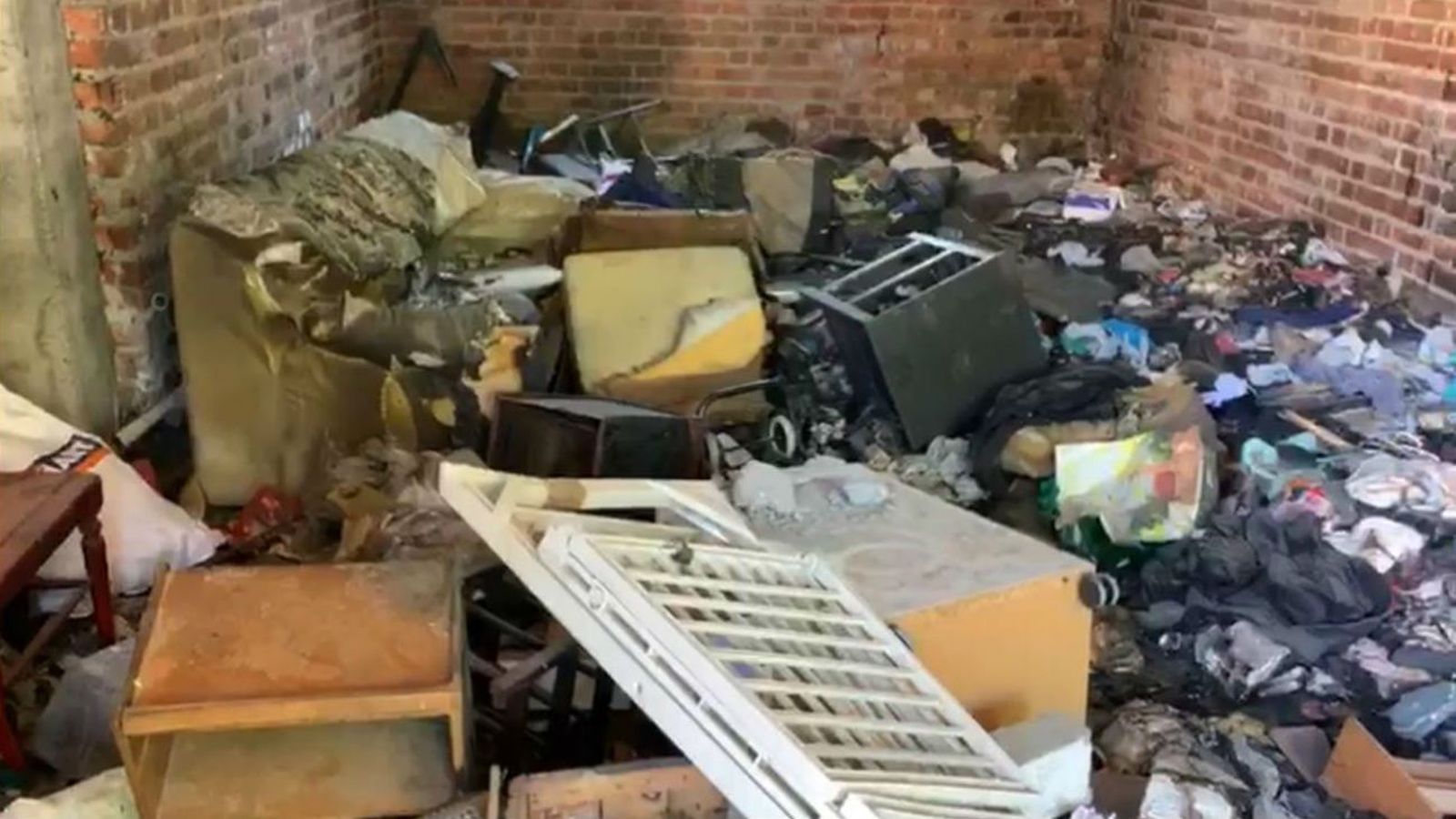 Convierten un local abandonado en un auténtico foco de infección en Vicálvaro